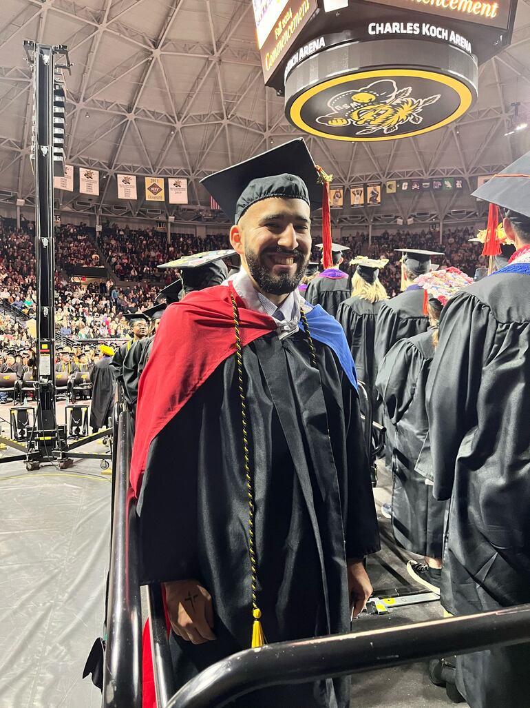 Marcos Ezequiel Vera recibió su diploma en Wichita State University, en Estados Unidos, vistiendo la bandera paraguaya.