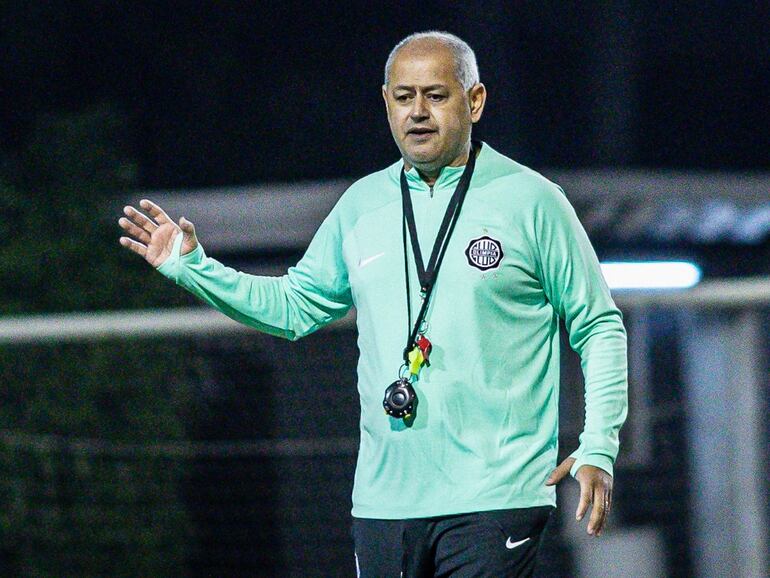 Francisco Arce, entrenador de Olimpia, durante la práctica del plantel en la Villa Olimpia.