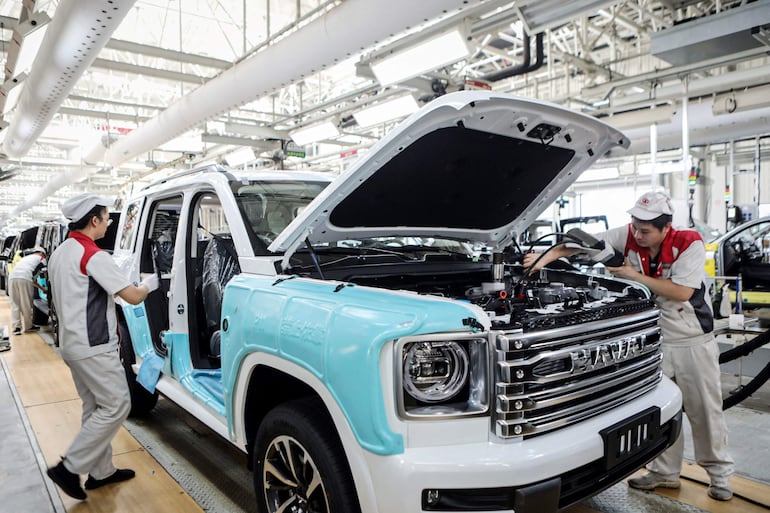 Empleados trabajan en la gran fábrica de Great Wall Motor en Yongchuan, China. 