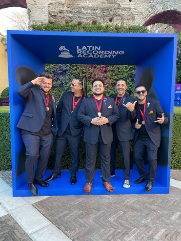 Los integrantes de Tierra Adentro: Luis Duarte, Rodrigo Pereira, Dani Meza, Beto Barrios y Ariel Escurra posan con sus medallas buscando alzar hoy el codiciado Latin Grammy.