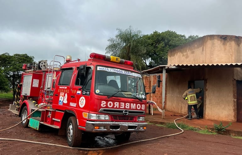 Bomberos voluntarios llegaron al sitio y lograron apagar el fuego. Afortunadamente no hubo víctimas humanas, aunque sí cuantiosas pérdidas materiales.