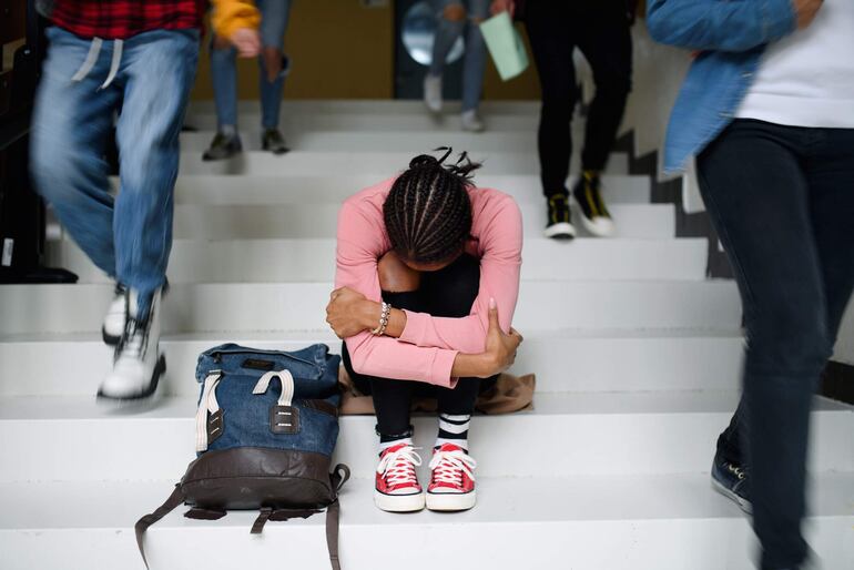 “Sin salud mental, podríamos enfermar, y como siempre digo a los pacientes, todo lo que no expresamos, termina encontrando la manera de hacerse presente, en ocasiones como síntomas físicos, dolores de cabeza, malestar intestinal, dificultad para conciliar el sueño, temblores, taquicardia, etc” sostiene la Lic. Lourdes Sanabria.