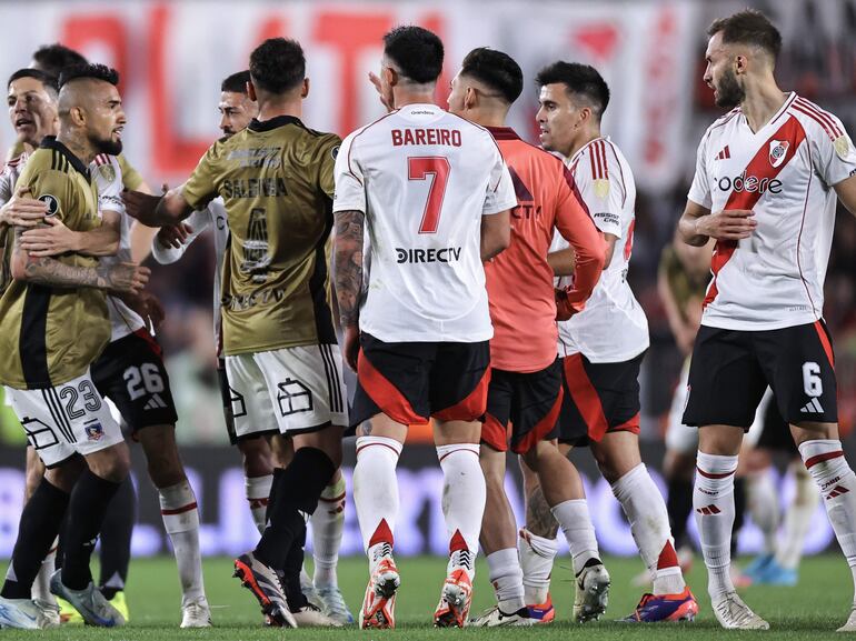 El paraguayo Adam Bareiro (7), jugador de River Plate, en el partido frente a Colo Colo por la revancha de los cuartos de fina de la Copa Libertadores 2024 en el estadio Monumental, en Buenos Aires, Argentina.