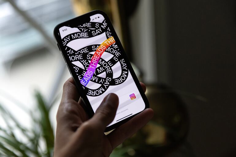 Una persona maneja un teléfono móvil que muestra la página de inicio de sesión de la aplicación de redes sociales 'Threads', en Los Ángeles, California (EE.UU.). 'Threads' nació a finales de junio de 2023 y ya tiene más de cien millones de usuarios y se ha convertido en la plataforma de más rápido crecimiento en la historia. (Etienne Laurent/EFE).