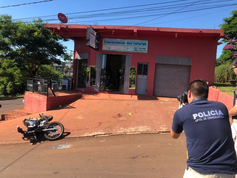 Los delincuentes habían dejado abandonada la motocicleta frente al local asaltado.