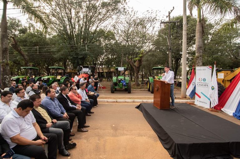 El gobernador de Caazapá, Cristián Acosta, brindando el informe de la donación recibida.