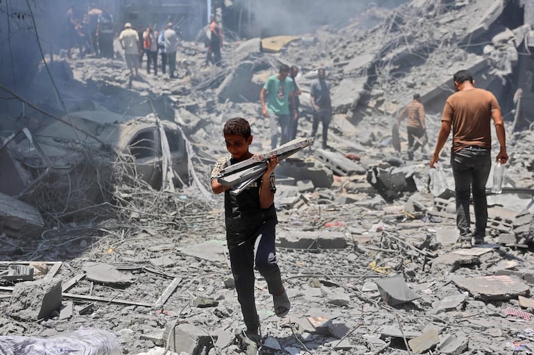 Un niño camina entre los escombros de un edificio destruido durante un bombardeo israelí, el sábado en la Ciudad de Gaza.