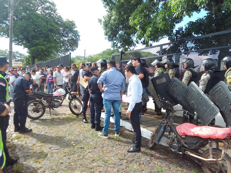 
Los efectivos de la Policía Nacional estuvieron  resguardando el recinto de la institución municipal para evitar incidentes mayores 