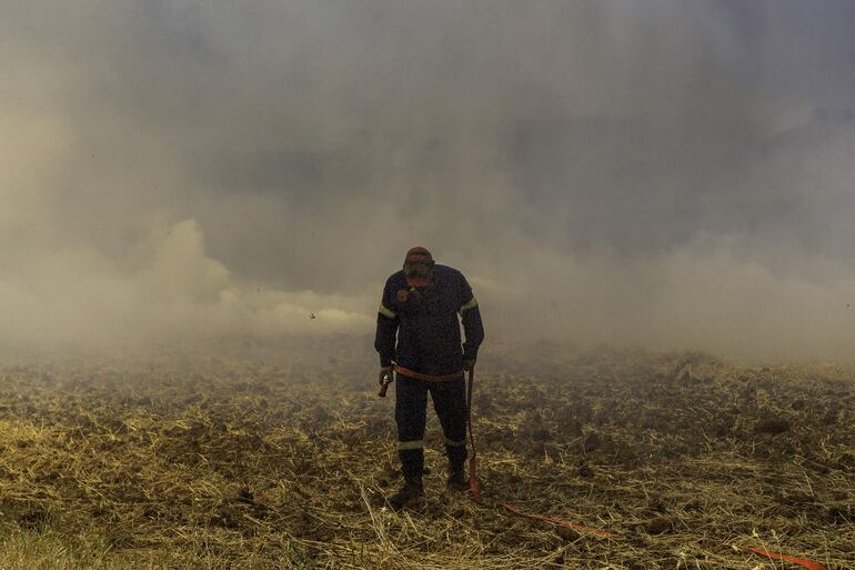 Un bombero en Velestino, Grecia.