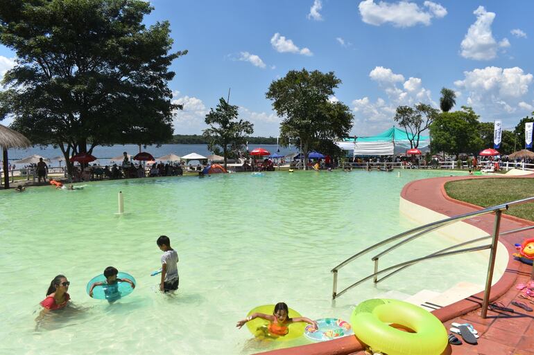 Los niños se dieron un chapuzón y se refrescaron en un domingo de intenso calor.