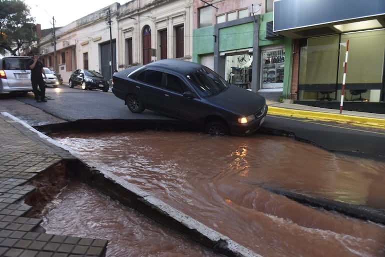 Más que un bache. Este vehículo cayó en en la enorme hendidura en Fulgencio R. Moreno e Independencia Nacional, del centro de Asunción.