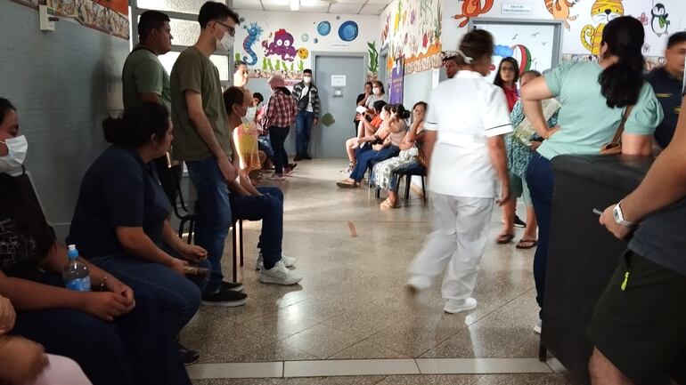 Hospital Regional de Encarnación, saturado de pacientes con cuadros febriles. 