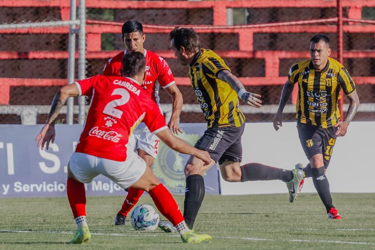 Fernando Fernández intenta un remate al arco de Guillén