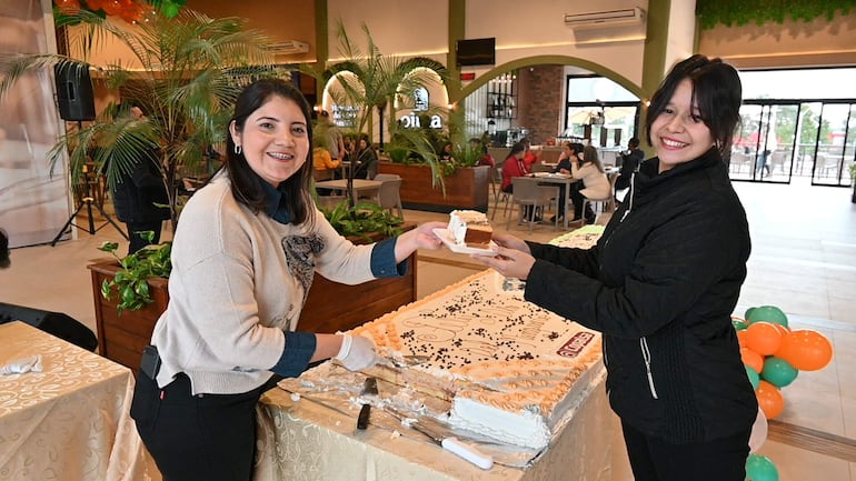 Los organizadores de la celebración agasajaron con porciones de la "torta guazú" a los presentes.