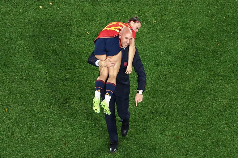 Esta foto del 20 de agosto muestra a Luis Rubiales cargando sobre su hombre a la futbolista Athenea del Castillo Beivide como festejo por la victoria de la selección española de fútbol.