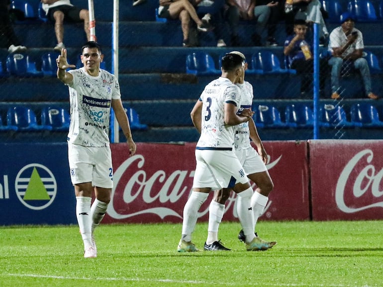 Pedro Sosa (i), futbolista del 2 de Mayo, celebra un gol en el partido frente a Sol de América por la primera fecha del torneo Clausura 2024 del fútbol paraguayo en el estadio Luis Alfonso Giagni, en Villa Elisa, Paraguay.