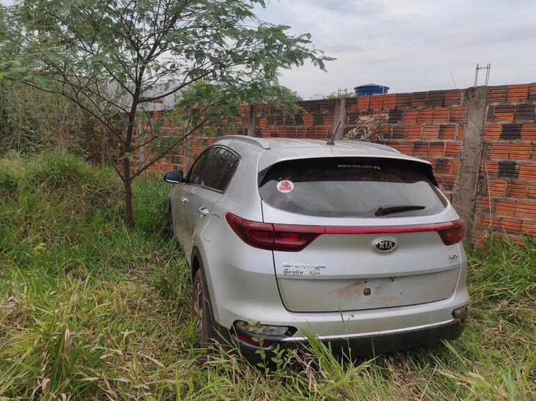 Camioneta perteneciente a la hermana del gobernador Juancho Acosta fue hallada abandonada en el barrio Jardín Nova Ponta Porã.