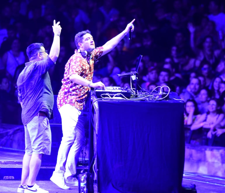 Los DJs Teo y Junior Rodríguez animando a la gente con los grandes éxitos de la década del 90.