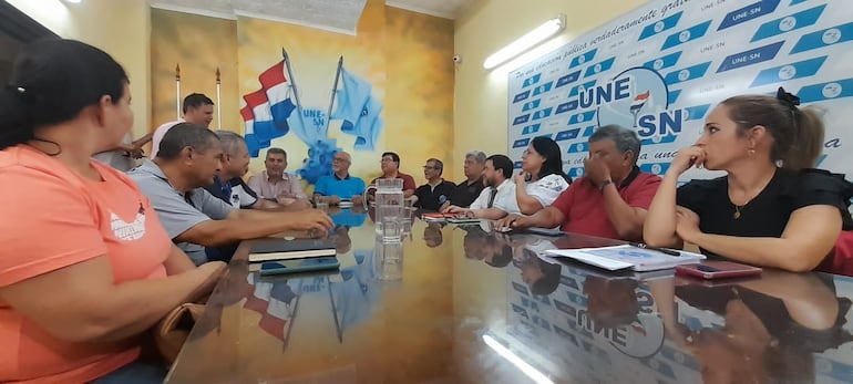 Gremios docentes amenazan con interrumpir las clases si no llegan a un acuerdo sobre reajuste en el PGN 2024 con el Poder Ejecutivo.