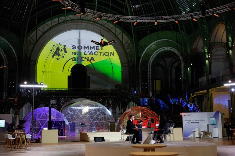 El presidente francés Emmanuel Macron responde a las preguntas de los periodistas durante una entrevista en la víspera de la Cumbre de Acción sobre Inteligencia Artificial (IA), en el Grand Palais, en París.