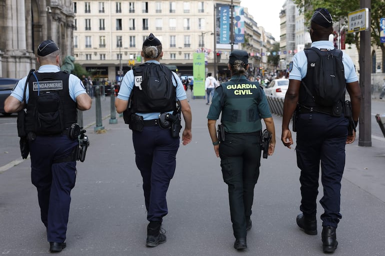 Miembros de la Gendarmerie francesa y la Guardia Civil española montan guardia este miércoles, por las calles de París, con motivo de los Juegos Olímpicos que se celebran en la capital francesa.