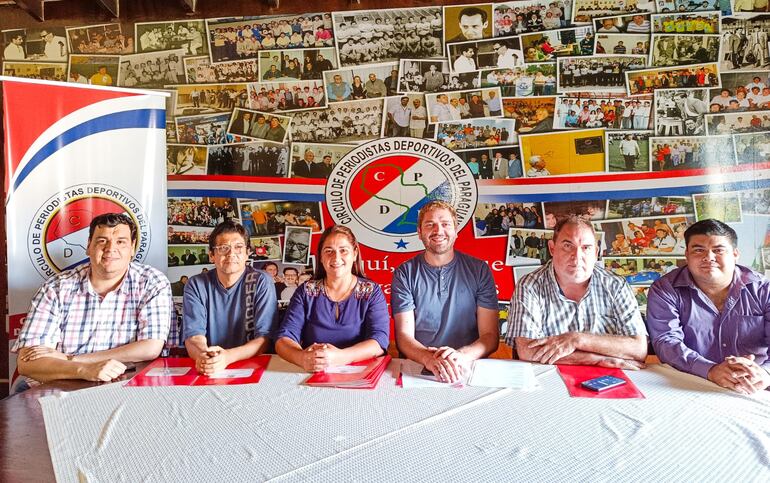 En el centro con camisa azul, Víctor Velázquez, presidente del CPDP junto a los miembros de la directiva ultimando detalles para recibir a los colegas de todo el país.