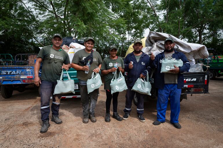 Fueron beneficiados 75 recicladores de base. Los kits contienen zapatones de seguridad, camisetas, kepis y guantes.