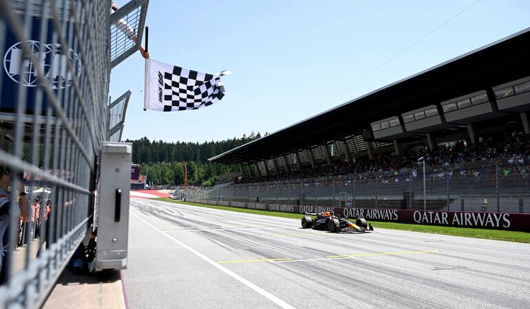 El Red Bull Racing del neerlandés Max Verstappen cruza la bandera a cuadros en la carrera sprint del Gran Premio de Austria de la Fórmula 1 en el Red Bull Ring, en Austria.