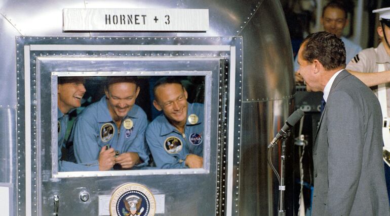 1969. El presidente estadouniden- se Richard M. Nixon (d) dio la bienvenida a los tripulantes del Apolo 11 Neil Armstrong (falleció en 2012), Michael Collins y Edwin Aldrin.