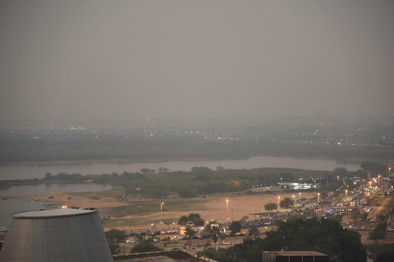 Asunción cubierta de niebla y humo.