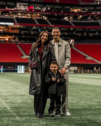 ¡Ya en el estadio del Atlanta! Miguel Almirón y Alexia Notto con el dulce Francesco.