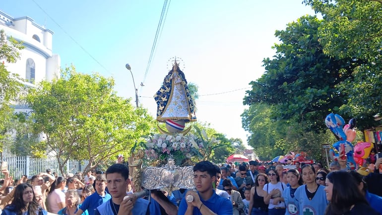 La tradicional procesión congregó a n numerosos feligreses.