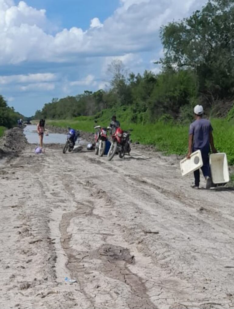 Los pobladores deben caminar varios kilometros para sortear los riachos formados tras las ultimas lluvias.