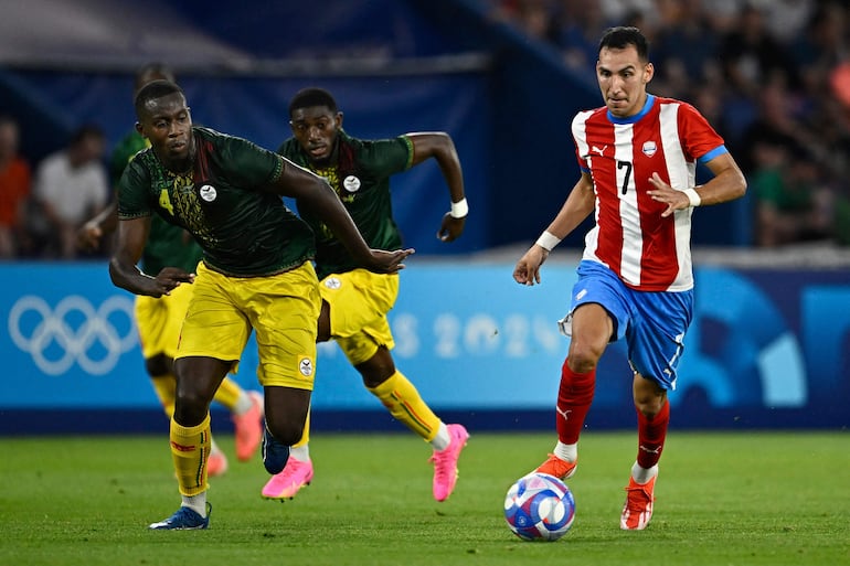 Marcelo Fernández (7), jugador de la selección de Paraguay, domina el balón en el partido frente a Malí por la tercera fecha del Grupo D de los Juegos Olímpicos París 2024 en el estadio Parque de los Príncipes, en París, Francia.