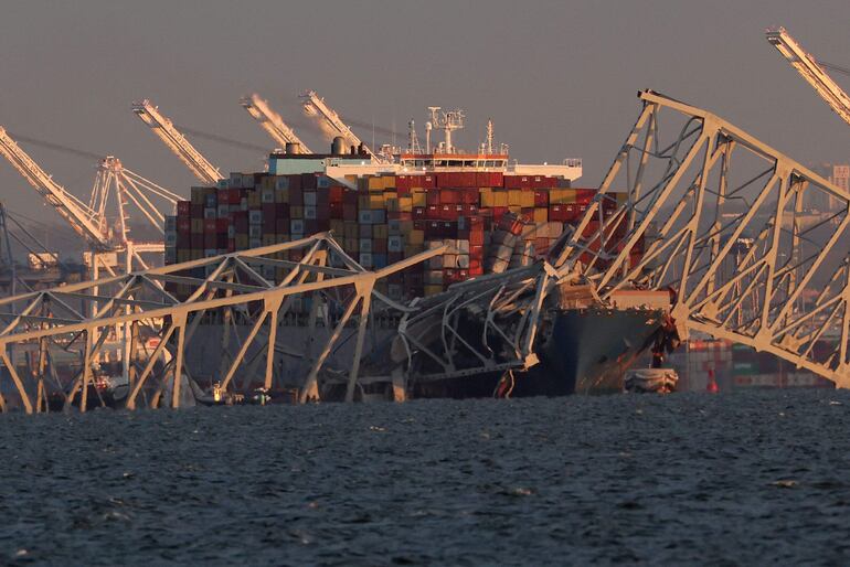 Se muestra un buque de carga después de chocar y colapsar el puente Francis Scott Key el 26 de marzo de 2024 en Baltimore, Maryland.