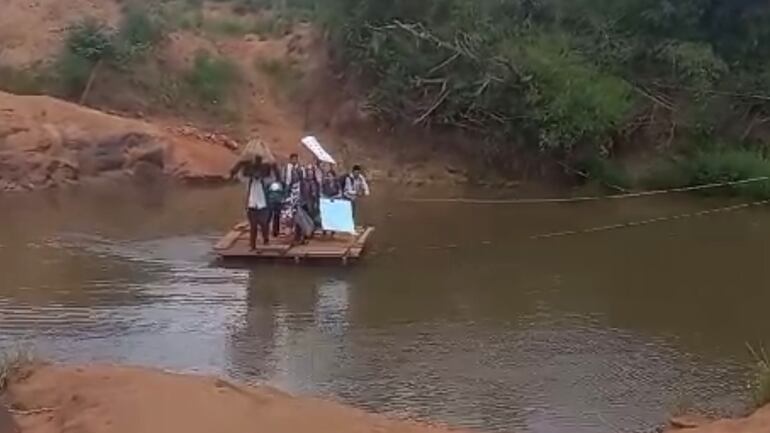 La balsa improvisada usada por los alumnos de la Escuela Básica 15.403 y Colegio Nacional Indígena Pikykua para cruzar el caudaloso río Aquidabán. (Captura de video).