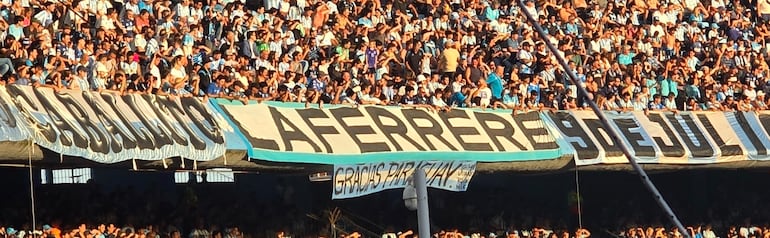 La bandera que colgó la hinchada de Racing, en el Cilindro de Avellaneda, en agradecimiento al Paraguay.