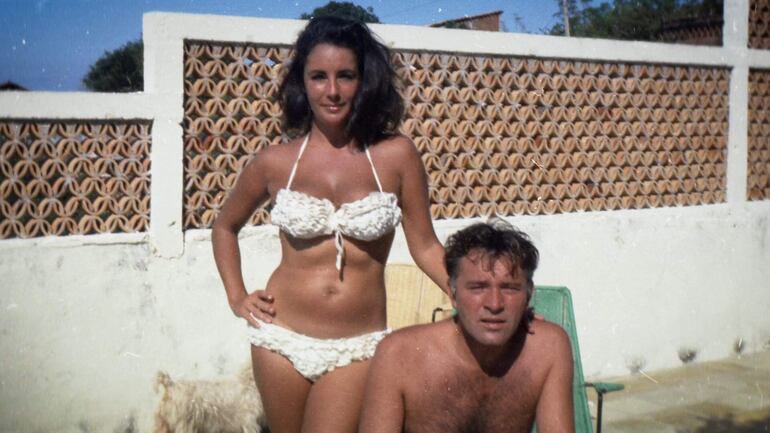 La actriz estadounidense Elizabeth Taylor (i) junto al actor estadounidense Richard Burton en una imagen cedida por HBO. Taylor creía que su primer Óscar, por 'Butterfield 8' (1961), se lo dieron por pena, aseguraba que sus ojos no eran color violeta y reconocía su obsesión por Burton. Todo ello en un documental que se estrena este domingo en MAX, basado en una larga y perdida entrevista de 1964, con una duración de más de 40 horas que se han resumido para este documental, dirigido por Nanette Burstein, que además utiliza muchos vídeos y fotografías de la vida privada de la protagonista de 'Giant'.