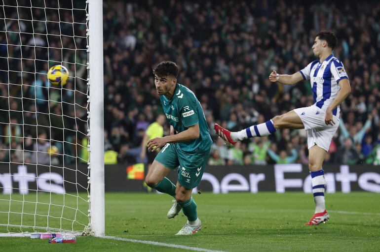 SEVILLA, 16/02/2025.- El centrocampista del Betis Marc Roca (i) marca su gol, segundo del equipo andaluz, durante el partido de la jornada 24 de LaLiga que Real Betis y Real Sociedad disputan hoy domingo en el estadio Benito Villamarín. EFE/ Julio Munoz
