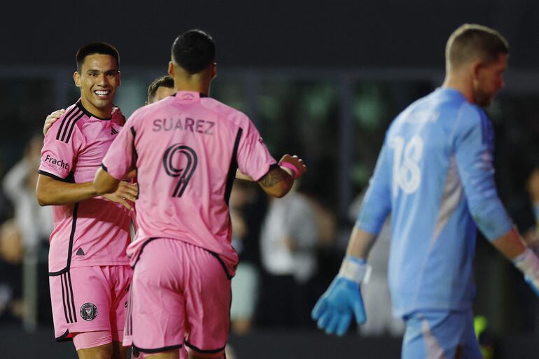 El paraguayo Diego Gómez (i), futbolista del Inter Miami, celebra un gol en el partido ante Real Salt Lake por la primera jornada de la Major League Soccer.