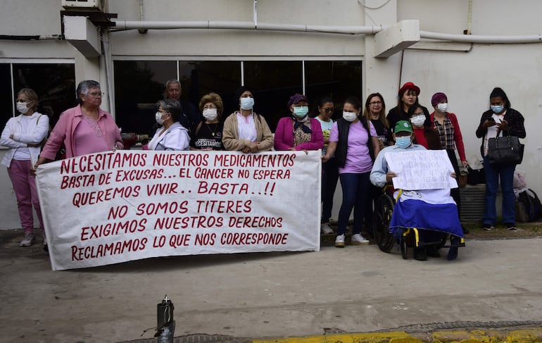 Tal como lo prometieron, los pacientes con cáncer se manifestaron hasta el silla de ruedas, porque el IPS no les provee de sus medicamentos.