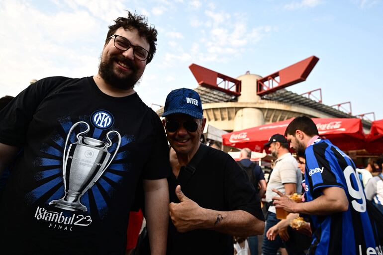 El hincha del Inter de Milán con una casaca en la que muestra el trofeo de la Champions League y la denominación de Estambul 2023, sede de la final.