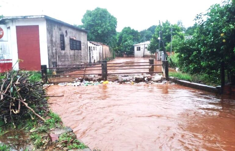 Los pobladores de los barrios San Blas y San José, además de la limpieza del arroyo Capilla piden la elevación de la altura del muro  de contención y la colocación de rejillas.