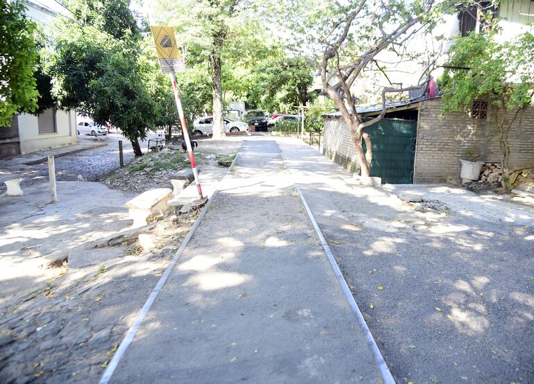 En estas condiciones se encuentra actualmente la franja del ferrocarril, que se quiere utilizar para el tren de cercanías.