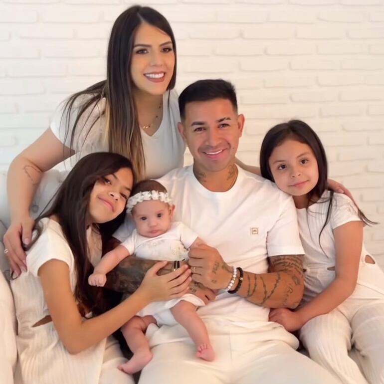 ¡Hermosa familia! Derlis González y Karimi Chávez con sus hijas Karimi Eliane, Isabella y la nueva princesita Kerly Antonella.