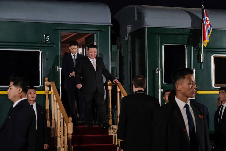 Imagen cedida por el Gobierno de Rusia en la que se observa al presidente de Corea del Norte, Kim Jong Un a su llegada a territorio ruso.  (AFP)