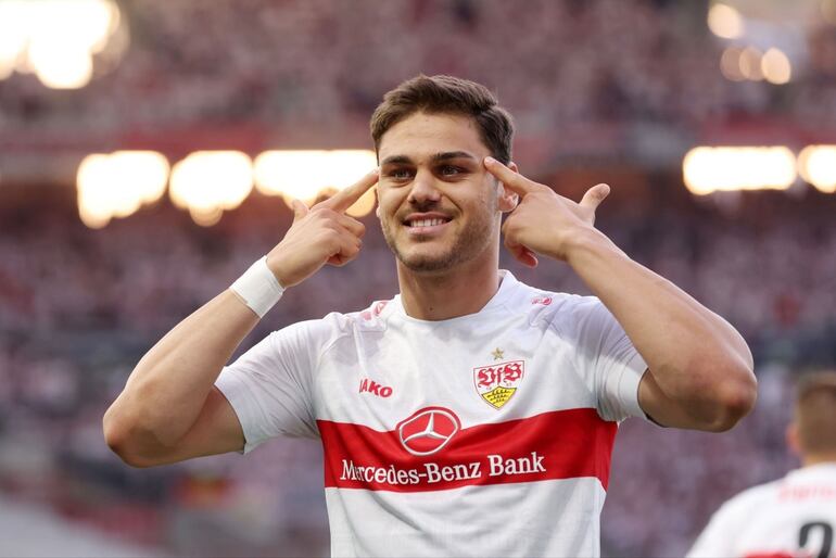 Konstantinos Mavropanos marcó un gol para el Stuttgart ante Hamburgo.