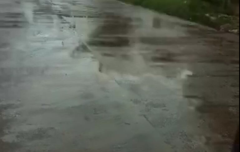 Caño roto y pérdida de agua en Fernando de la Mora.