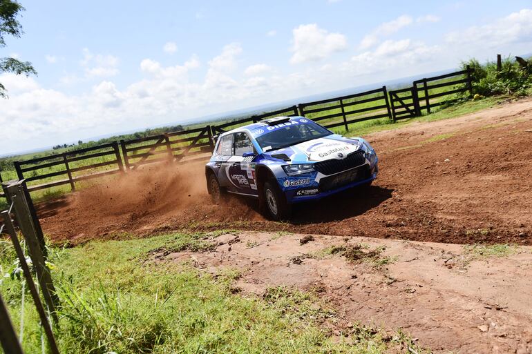 Juan Martín Masi y Germán Maune (Škoda Fabia Rally2 Evo) durante las pruebas libres de hoy, en Alemán Cué.