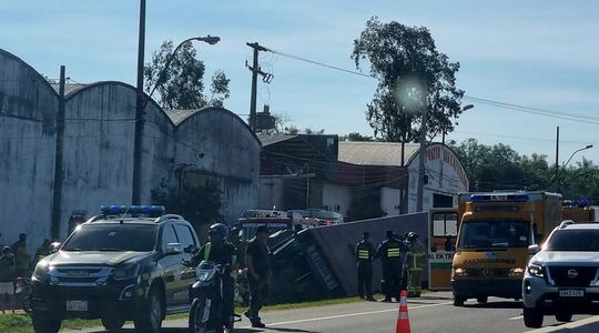 Un colectivo cayó a una cuneta este sábado en Ypacaraí. El chofer y 7 pasajeros resultaron heridos.